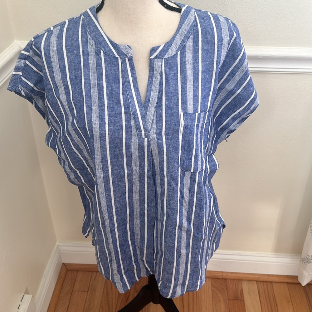 Coastal Comfort blue/white striped Linen Blend V-neck Top. Size Large. NWT.